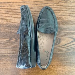 SAS Women's Black Slip-on Loafers Size 9.5 Narrow